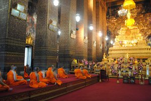 Tiempo de oraciones en Wat Pho