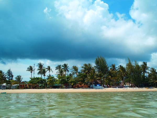 una playa del lado del puerto en Koh Phangan