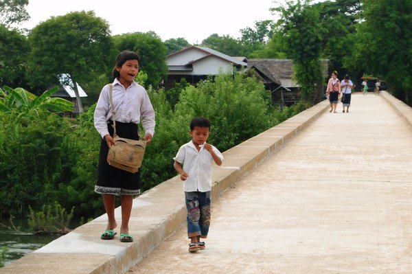 el puente Don Khon-Don Det y los niños saliendo de la escuela