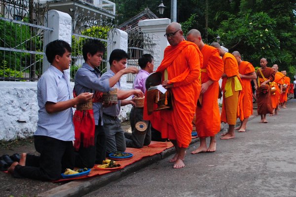 los monjes en su procesión diaria a las 5:30am