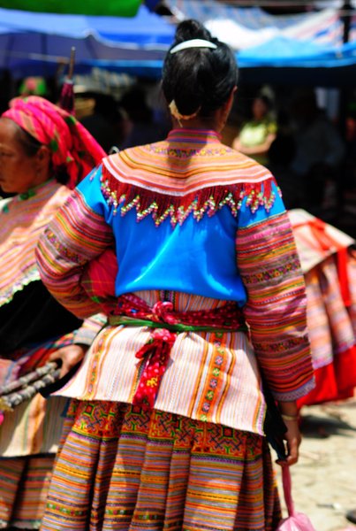 una de las mujeres en su traje típico, mercado de Bac Ha