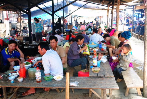 locales comiendo en el mercado de Bac Ha
