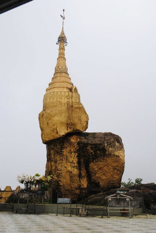 la famosa pagoda de las 3 rocas