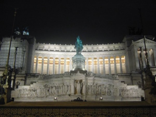 Monument to Vittorio Emmanuel II at night