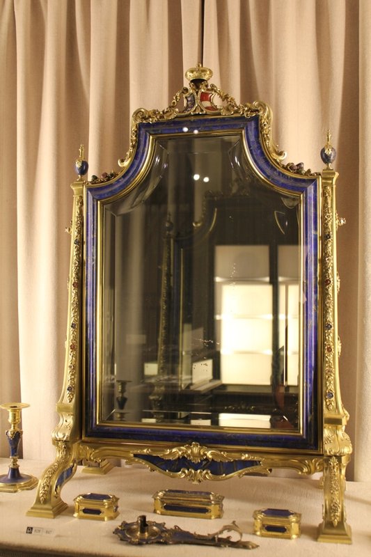 A mirror fit for a queen