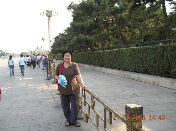 Mẹ với hàng thông tại Quảng trường Thiên An Môn