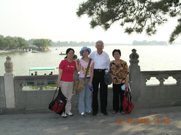 Trước hồ Kun Ming trong Di Hòa Viên