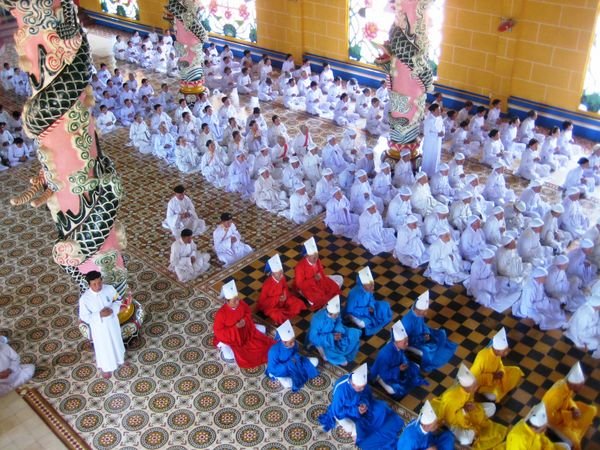 inside Cao Dai, worshippers during the service