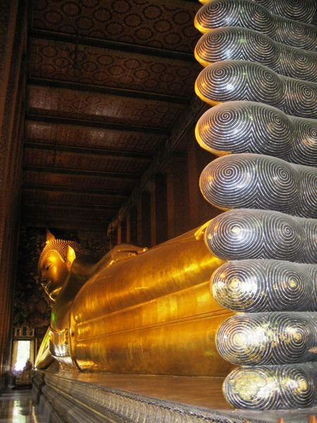 the reclining golden buddha