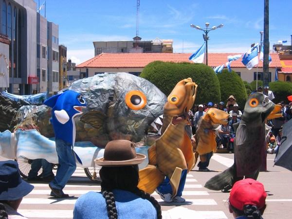 Puno parade - the fishes are marching!