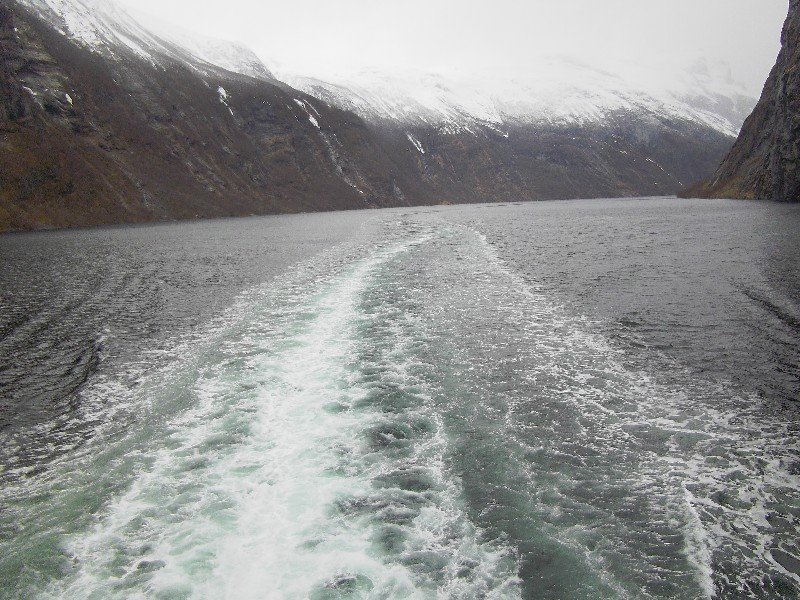plyniemy glebiej przez Geirangerfjord
