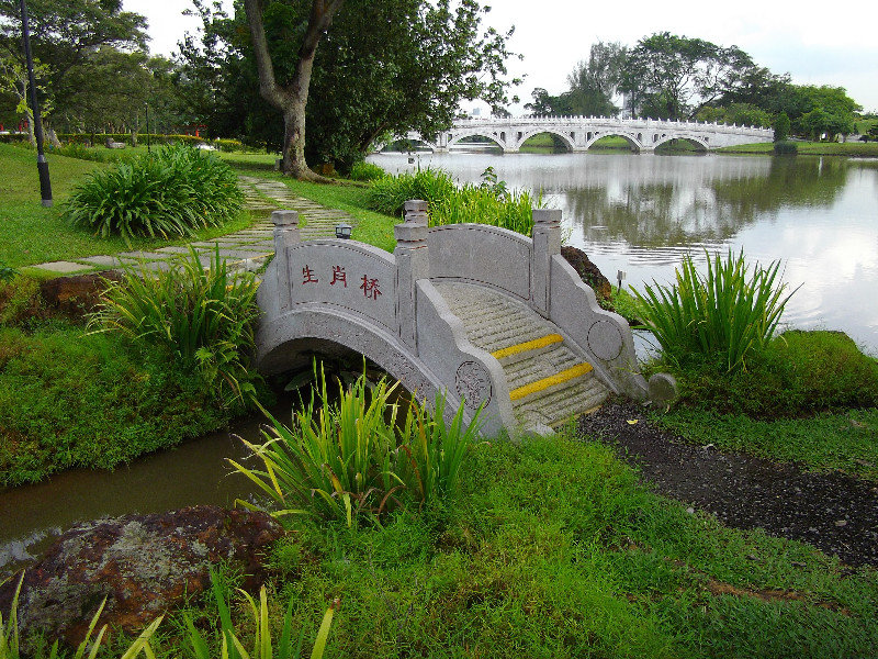 Most w ogrodzie chinskich znaków zodiaku.