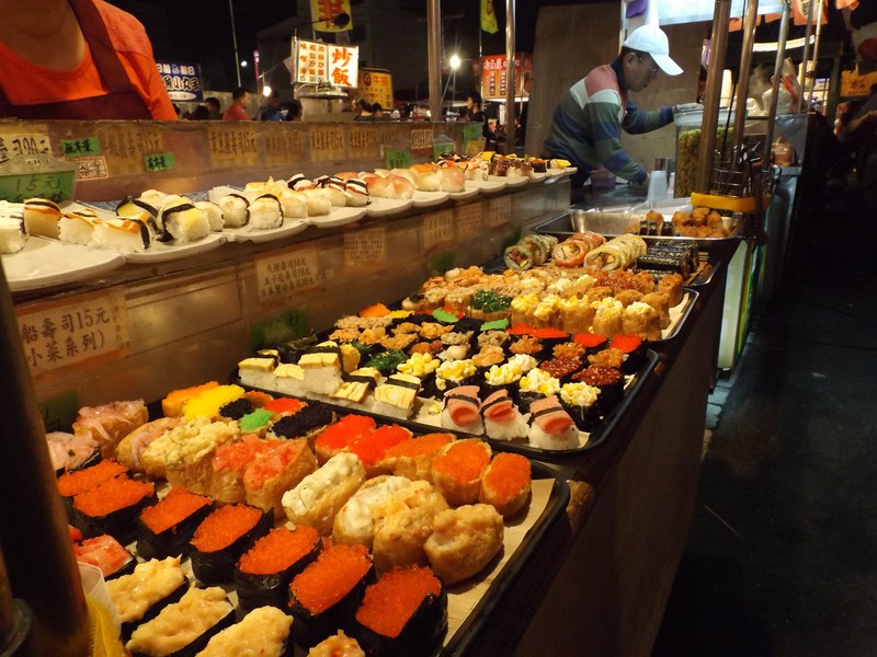 Sushi też można zjeść wprost ze straganu.