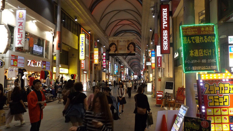 Główna ulica śródmieścia to Hon-dori.
