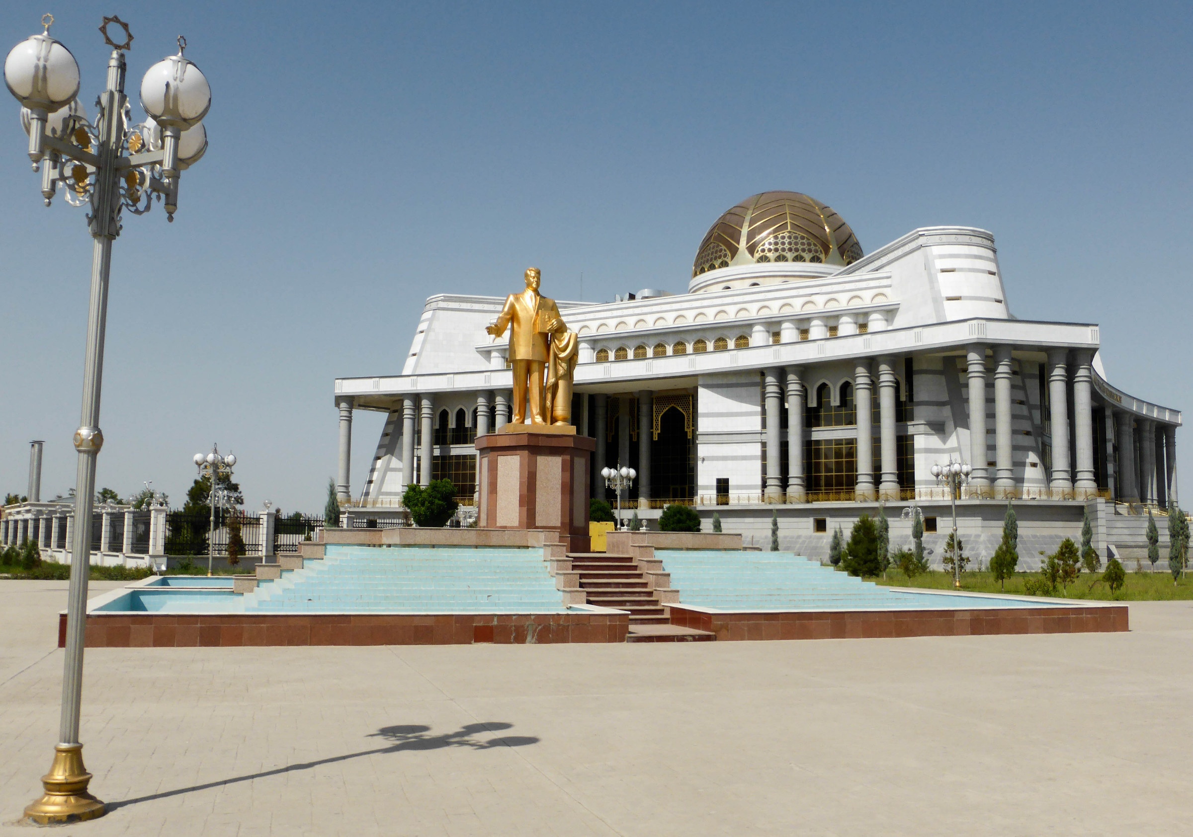 Gold statue of President Gurbanguly Berdimuhamedow | Photo