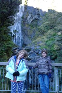 Walk to the Devil's Punchbowl Falls (7)