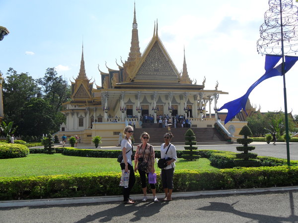 Neesha, Joanna and Kezia in front of the royal palace