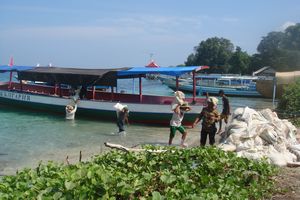 Locals unloading the boats coming from Lombok 