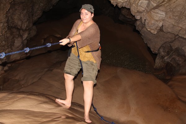 Delia beim Höhlenforschen