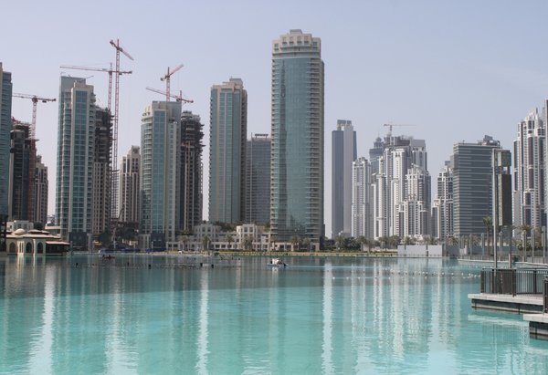 Buildings buy the lake next to the Dubai mall