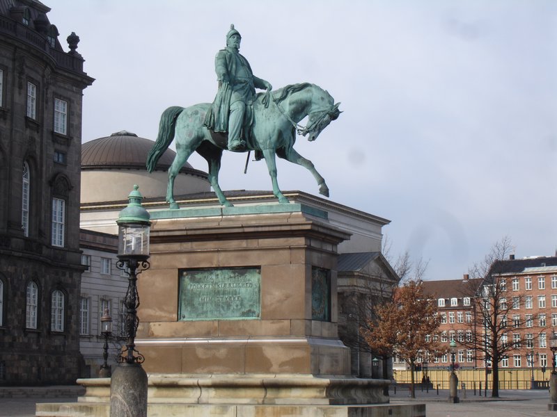 Statue in front of Christiansborg | Photo