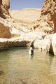 Omani Schwimmerin im Wadi Bani Khalid