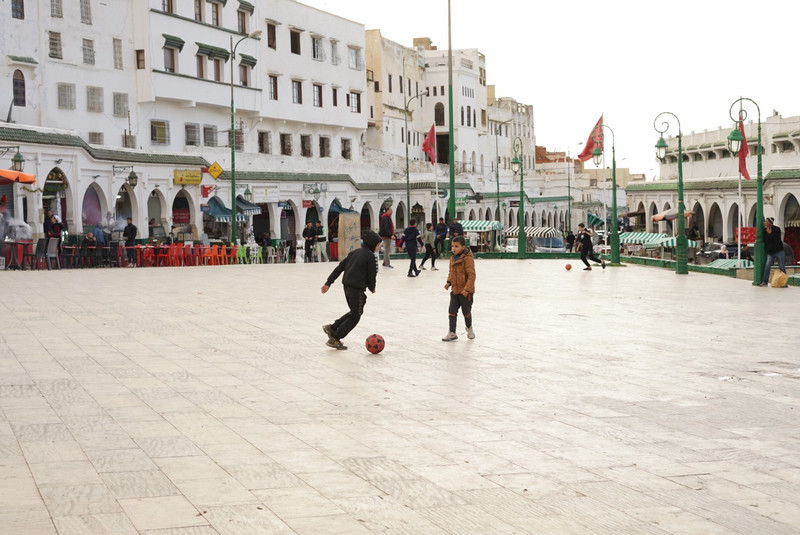 Kleine Fußballer auf dem Grand Place Mohammed VI