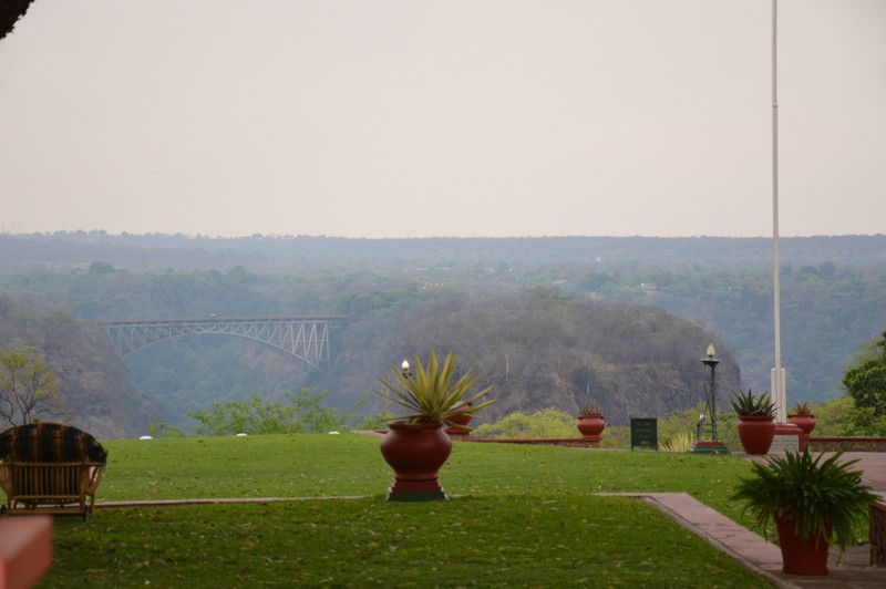 Blick vom Victoria Falls Hotel Park auf die Brücke nach Sambia