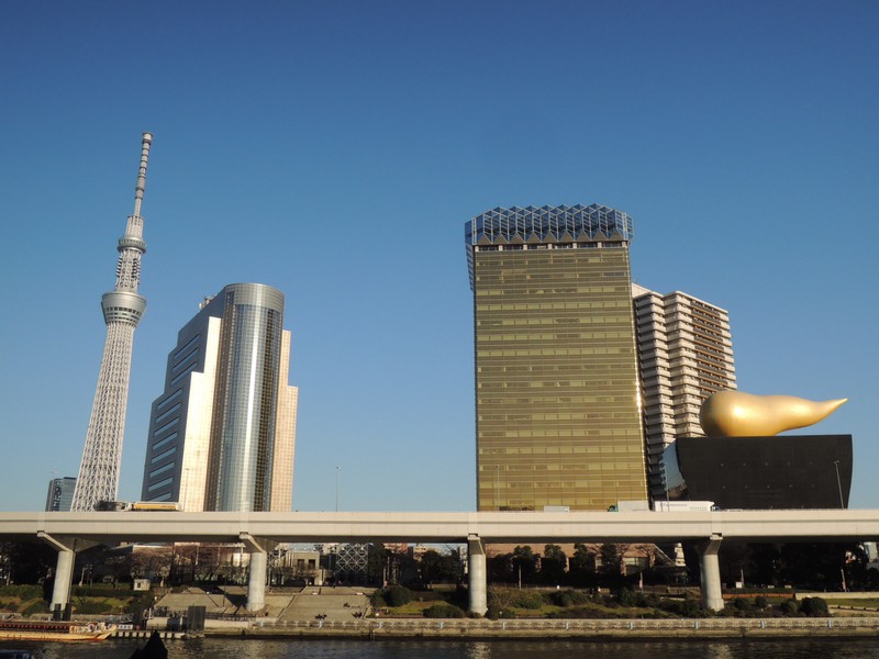 Moderne Architektur am Flussufer des Sumidagawa