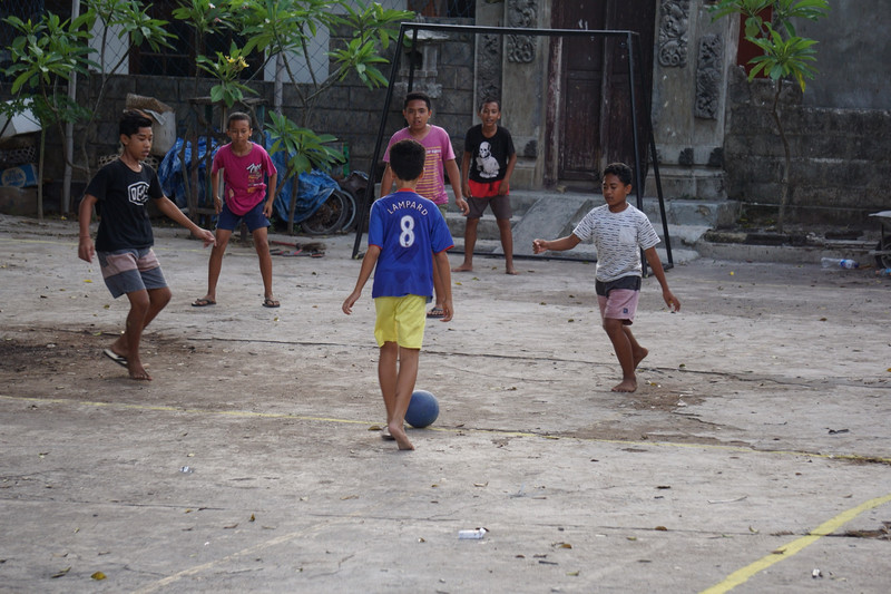 Fussball spielende Kinder auf Nusa Lembongan 