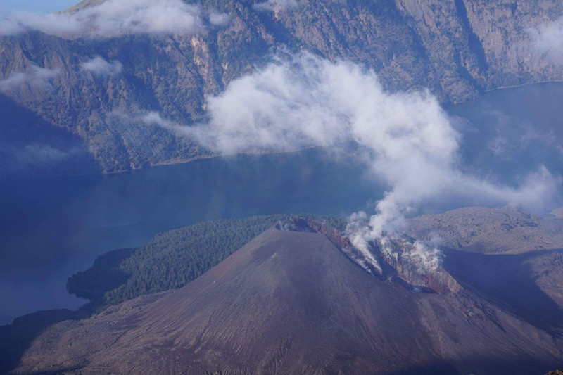 Vulkankegel im Krater und Segara Anak See
