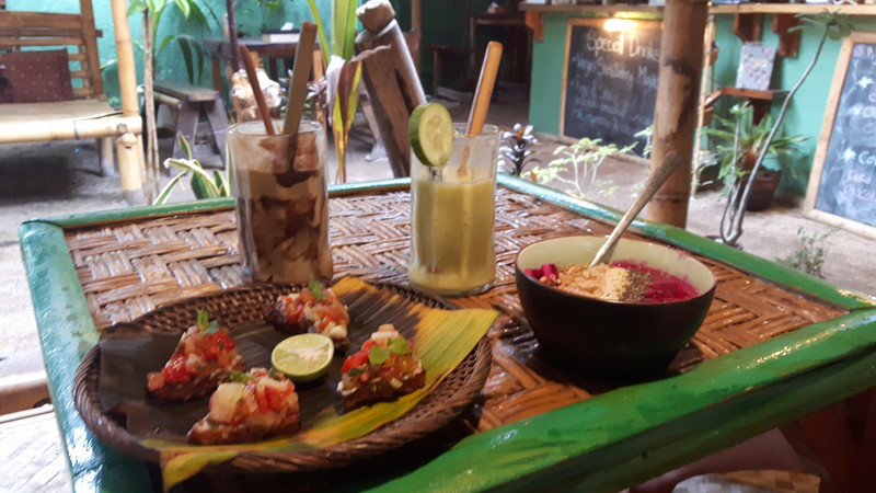 Vegane Snacks in einem der vielen stylischen Cafés der Insel