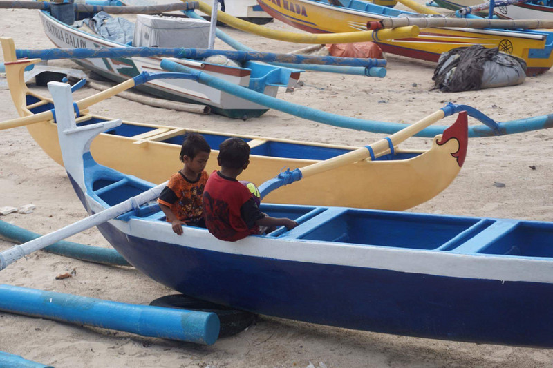 Kinder spielen in den Booten nach Feierabend