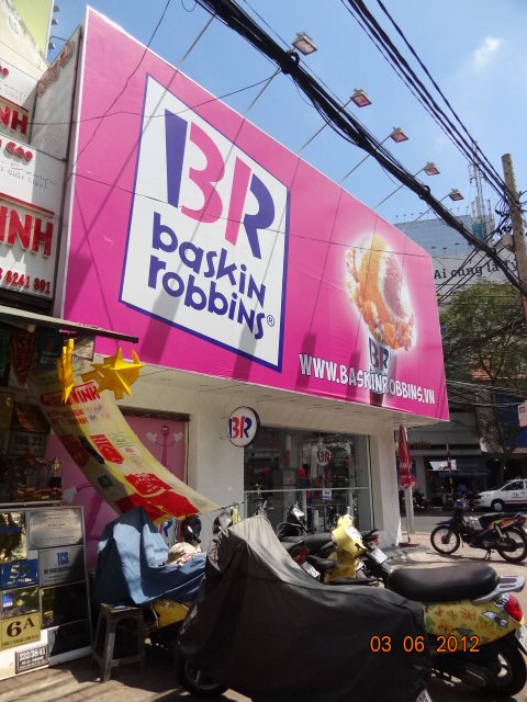 they even have baskin&robbins!