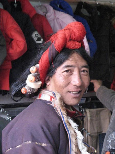 Freundlicher Tibeter in Tracht