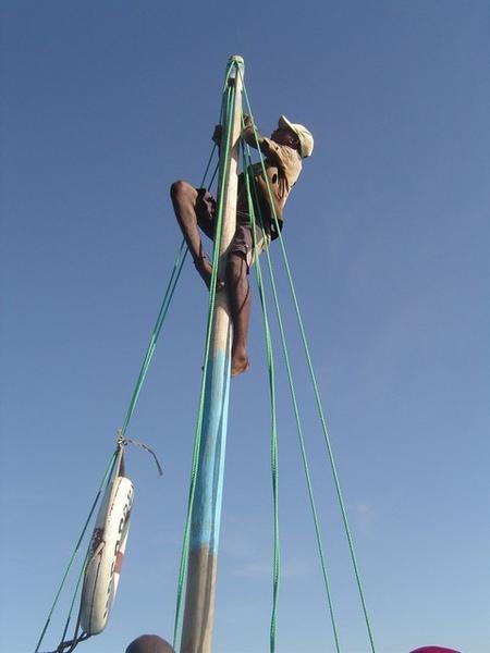 Boat trip to Basaratu archipelago . This is the method to open the sail.  a bit risky!!