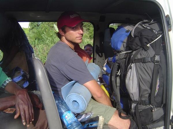 Doesn't look happy, does he?? it's because we are leaving Mozambique. The end of the trip. The last experience in a crowded van.