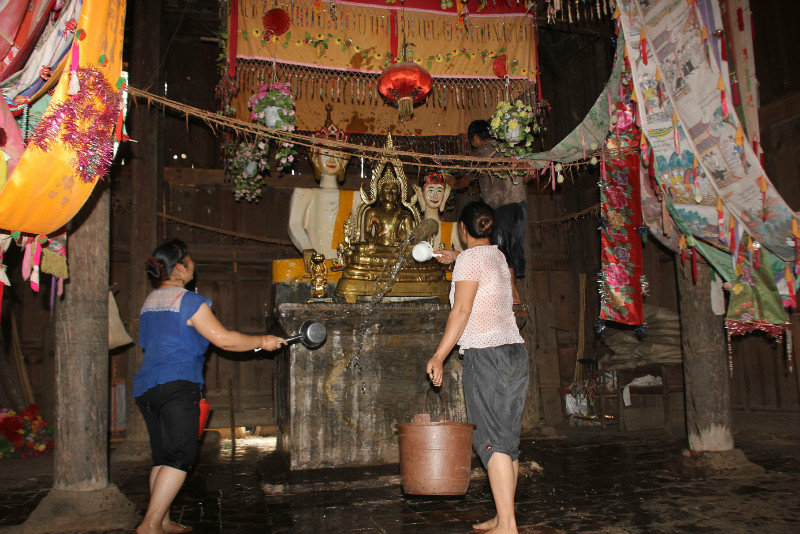 bath the buddha in Gahu