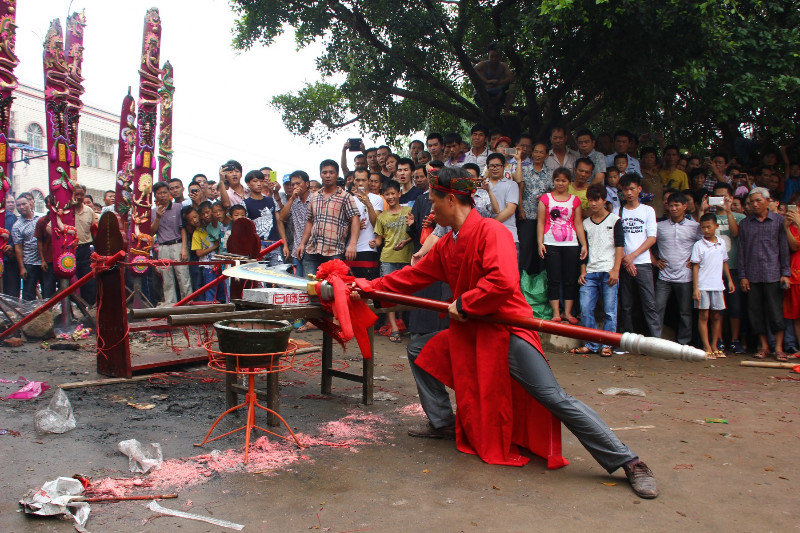 Guangong sharpening the knife