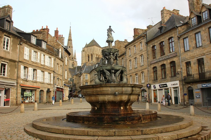 Plomee fountain in Place du Ctre
