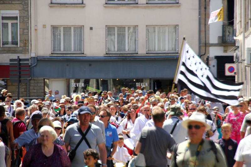 the Brittany flag in parade