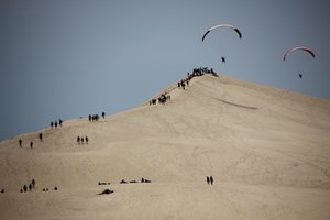 parachute gliding over Dune du Pilat