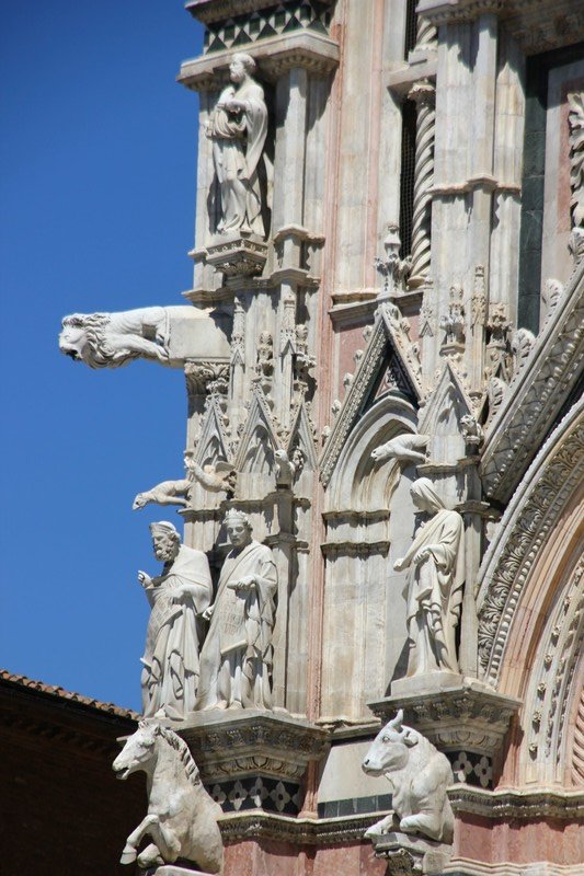  sculptures of the Duomo cathedral 