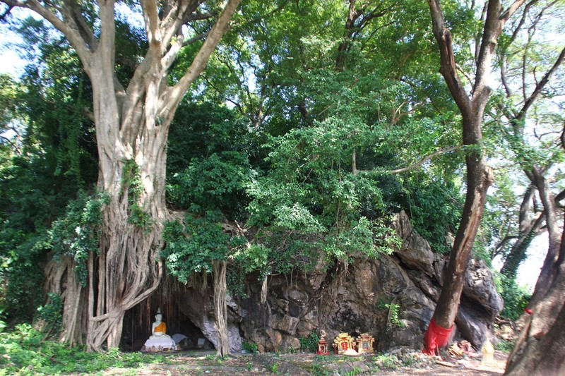 Wat Tham Khuha Sawan compound