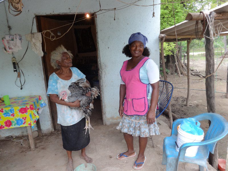 Mama con el guajolote y la vecina y vendedora del pan 