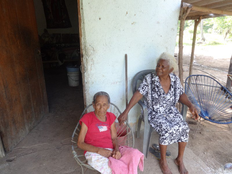 Una abuela de una estudiente está visitando con la madre de Luci durante la fiesta