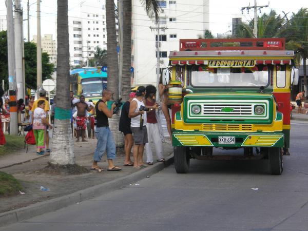 Bus colorido en Cartagena