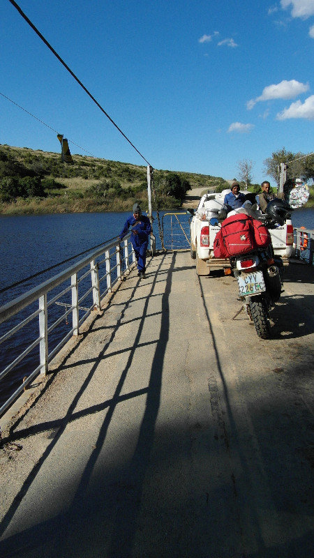 Malgas ferry on the way to the other side.