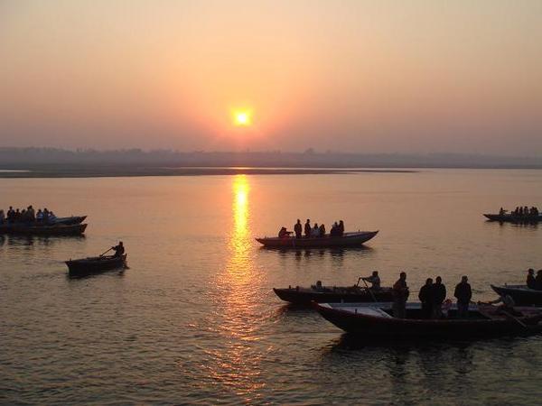 Vychod slnka vo Varanasi