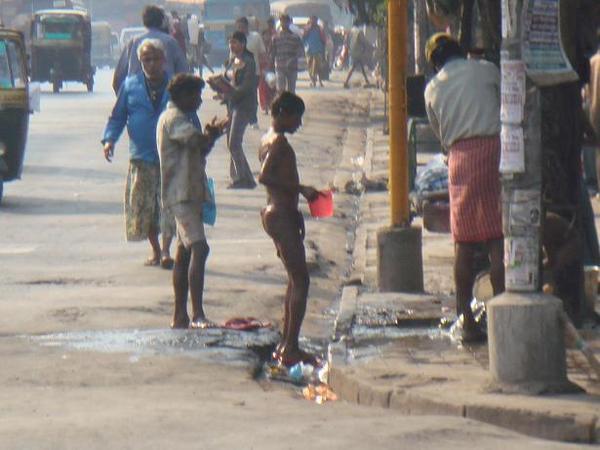 Kalkata - umyva sa na ulici